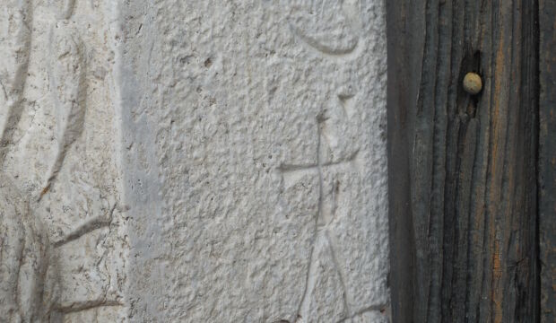 La sigla del Pilacorte sul portale della Chiesa di Zancan