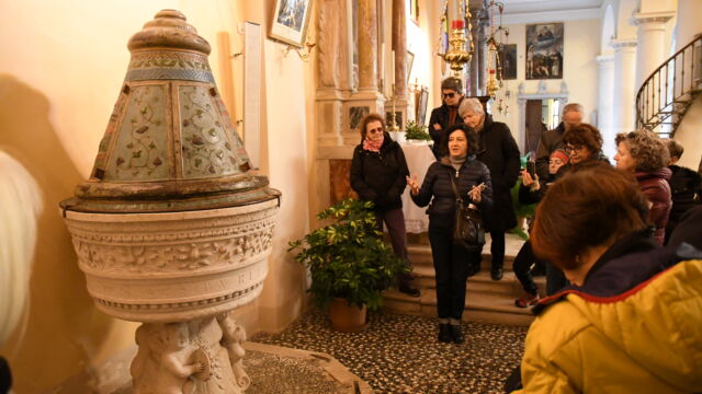 Travesio, pieve di S. Pietro, Isabella Reale illustra il fonte del Pilacorte.