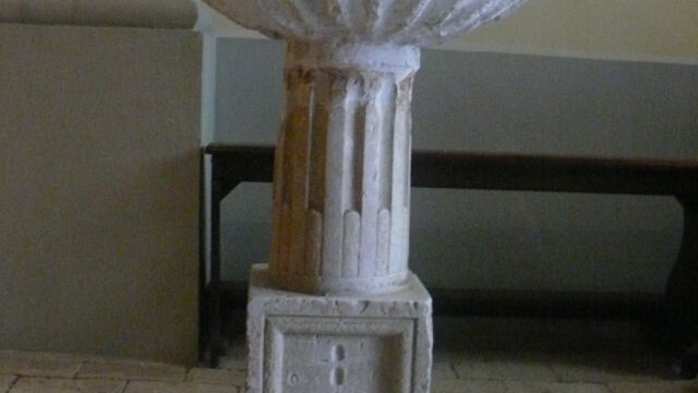 Coderno, Chiesa di S. Giuliana, fonte battesimale del Pilacorte