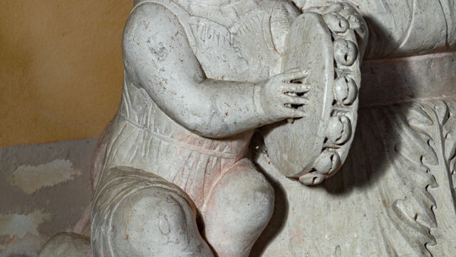 Pilacorte, Fonte Battesimale, pieve di Travesio (dettaglio con putto musicante) ph. A. Buldrin