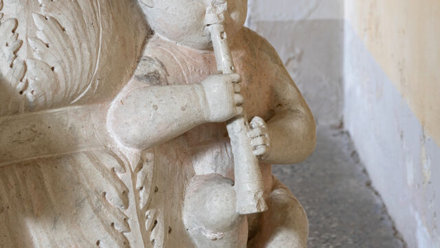 Pilacorte, Fonte Battesimale, pieve di Travesio (dettaglio con putto musicante) ph. A. Buldrin