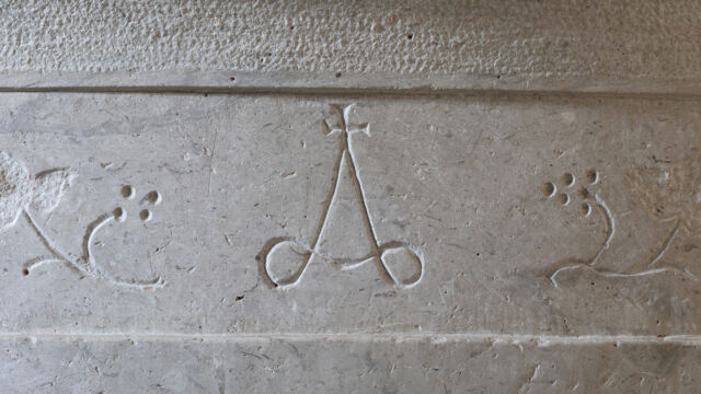 Pilacorte, Fonte Battesimale, pieve di Travesio (dettaglio della sigla dello scultore) ph. A. Buldrin