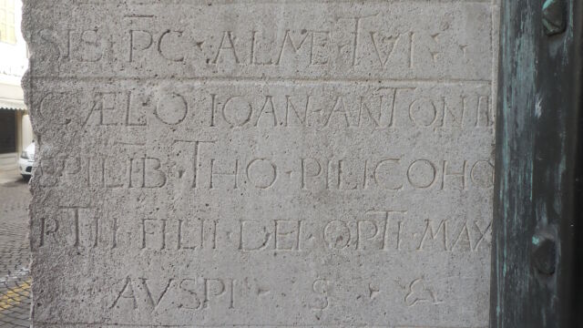 San Vito al Tagliamento portale Oratorio dei Battuti, iscrizione e firma del Pilacorte, 1493