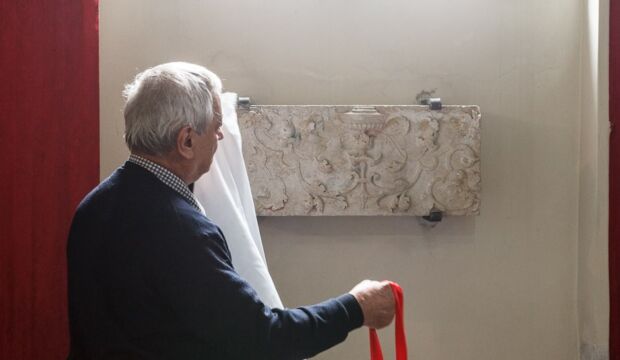 L'opera del Pilacorte viene presentata nella sua nuova collocazione nella chiesa di San Giacomo. La scopre il suo fedele custode Corrado Zannier