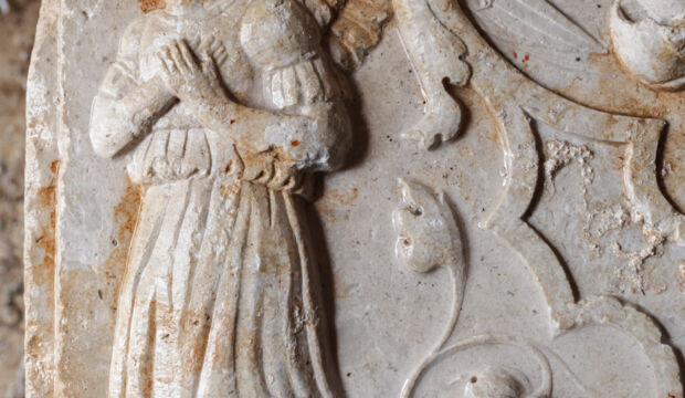 l frammento dell’altare del Pilacorte al momento del suo ritrovamento (ph. Buldrin)